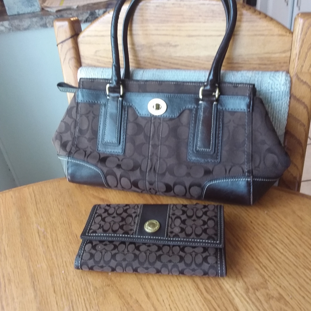 Coach Sig. Hamptons Bag & Matching Wallet 11062 - Picture 1 of 8